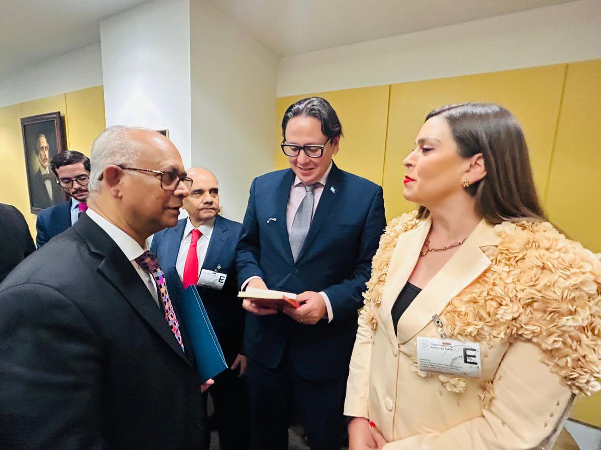 annagzz's tweet photo. Gran reunión en la OEA @OEA_oficial con el Secretario Albert Ramdin junto a @alitomorenoc Presidente de mi partido @PRI_Nacional y Presidente de la @copppal_oficial en compañía de compañeros legisladores y representantes de América Latina. https://t.co/hw6Usoq8ZU