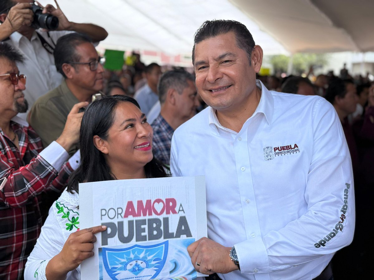 Javier Aquino Limón (@javier_aquinol) on Twitter photo Este día acompañé al gobernador <a href="/armentapuebla_/">Alejandro Armenta</a> a gira de trabajo por el municipio de Cuautlancingo junto con el presidente <a href="/omarmunooz/">Omar Muñoz</a>, donde entregamos apoyos como parte del Programa de Obra Comunitaria.
Seguimos trabajando juntos, con compromiso y cercanía, para mejorar la Este día acompañé al gobernador <a href="/armentapuebla_/">Alejandro Armenta</a> a gira de trabajo por el municipio de Cuautlancingo junto con el presidente <a href="/omarmunooz/">Omar Muñoz</a>, donde entregamos apoyos como parte del Programa de Obra Comunitaria.
Seguimos trabajando juntos, con compromiso y cercanía, para mejorar la