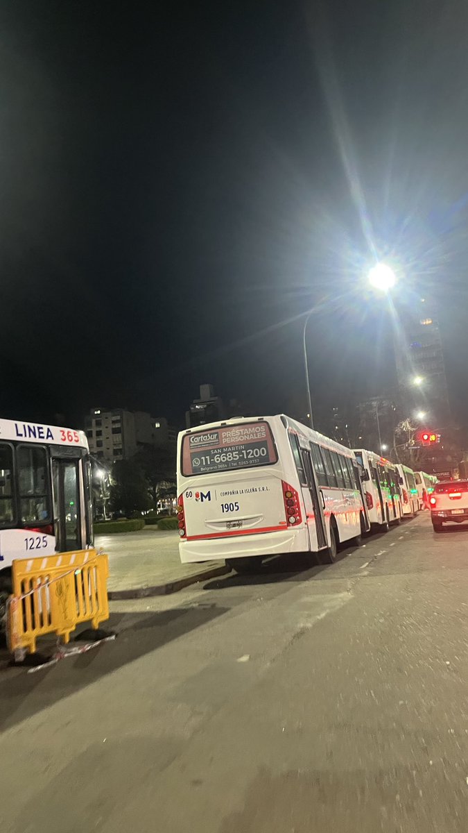 Al final son lo mismo, gente en situación de vulnerabilidad obligada a participar del acto de <a href="/JMilei/">Javier Milei</a> traída en micros subsidiados por el Estado, y todo esto se financia con los impuestos de todos los argentinos. 

Esto no va más, a los populismos no les importa la gente.