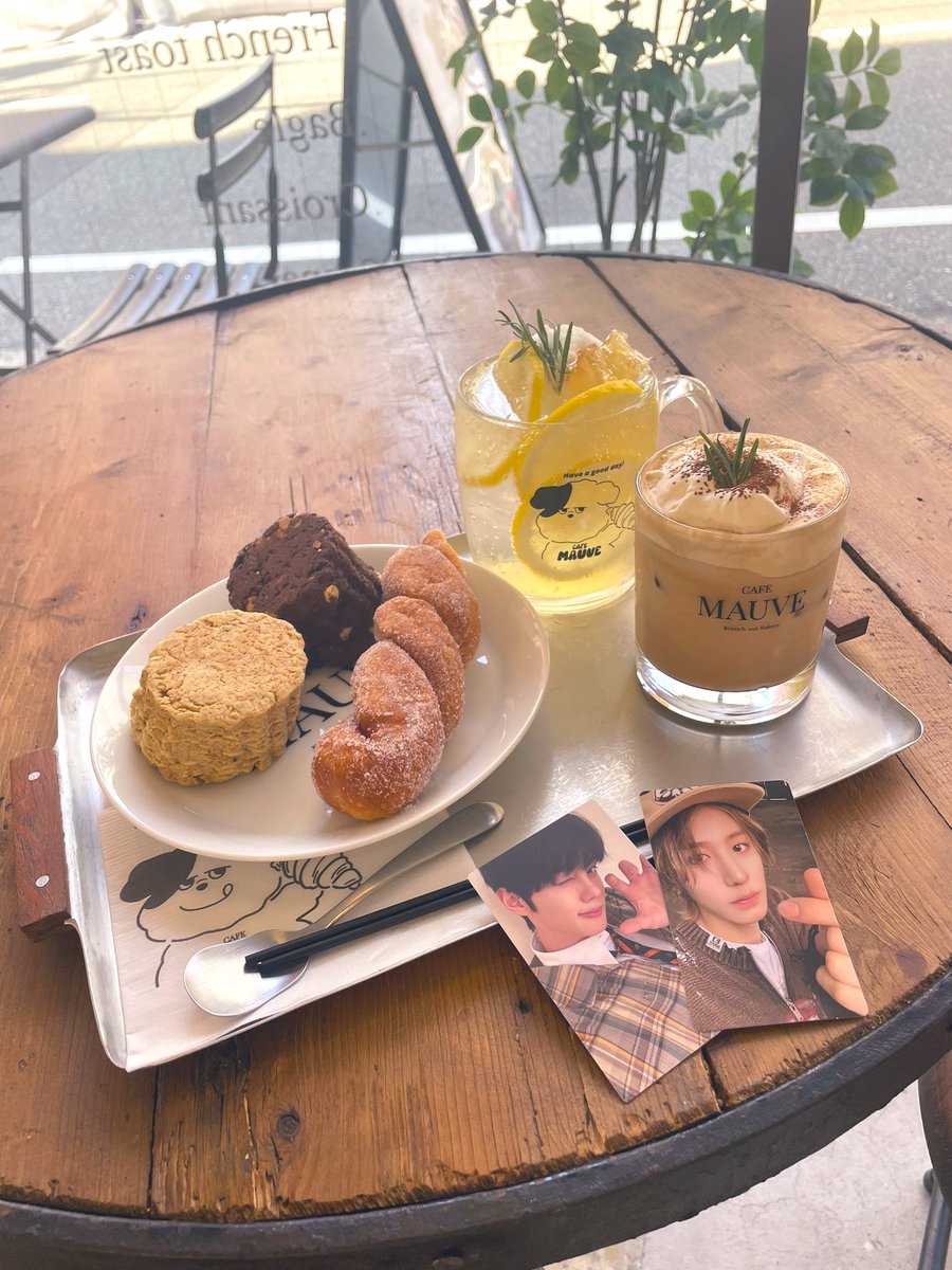 tim_tim_2121's tweet photo. 昨日行ったカフェ☕️かわいかった〜🐶🤎
毎日暑過ぎてもう夏バテ寸前...🫠☀️ https://t.co/zrG5q2A7sQ