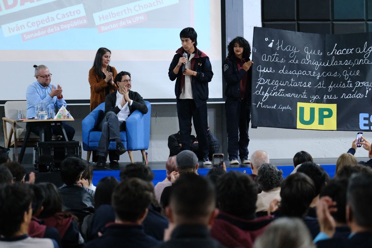 Hoy ante cientos de estudiantes de la Universidad Pedagógica dije que atacar a las víctimas de un genocidios es de cobardes.