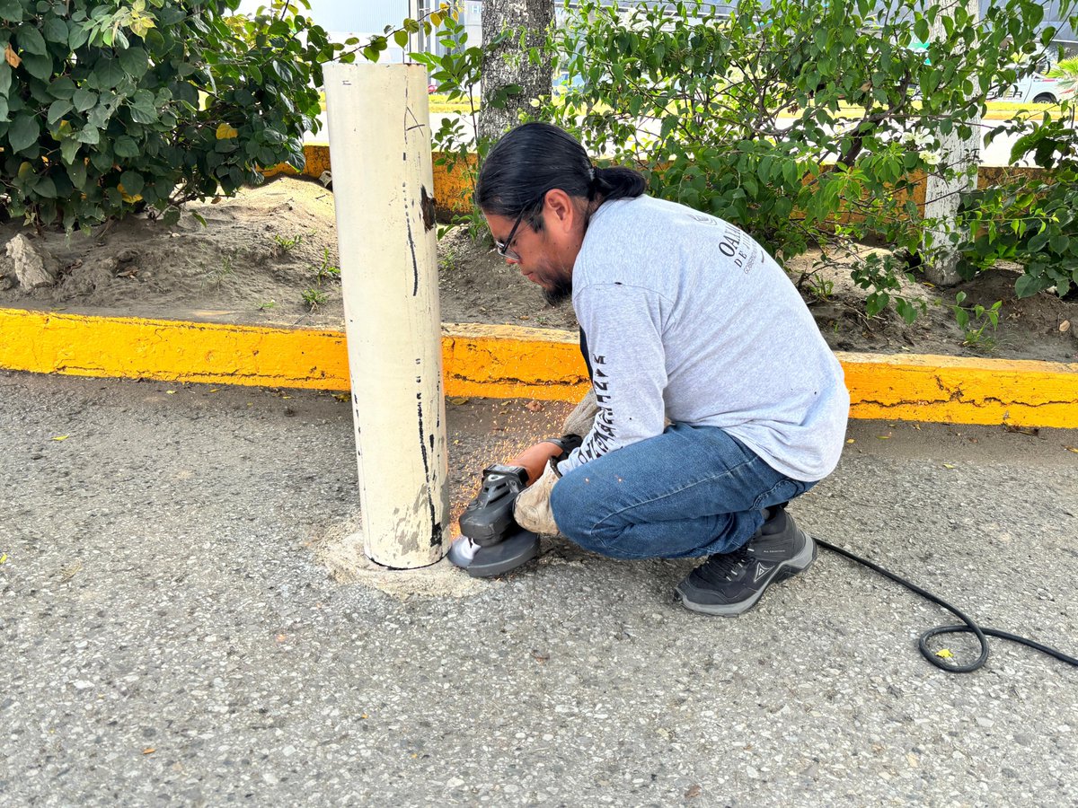 SDGYTOJ's tweet photo. La Dirección de Gobierno y Gestión, en coordinación con diversas áreas del Municipio de Oaxaca de Juárez y en atención a una petición ciudadana, llevó a cabo el retiro de 49 postes en la lateral de Avenida Universidad, a un costado de Plaza del Valle. https://t.co/k2xMHcZbFi