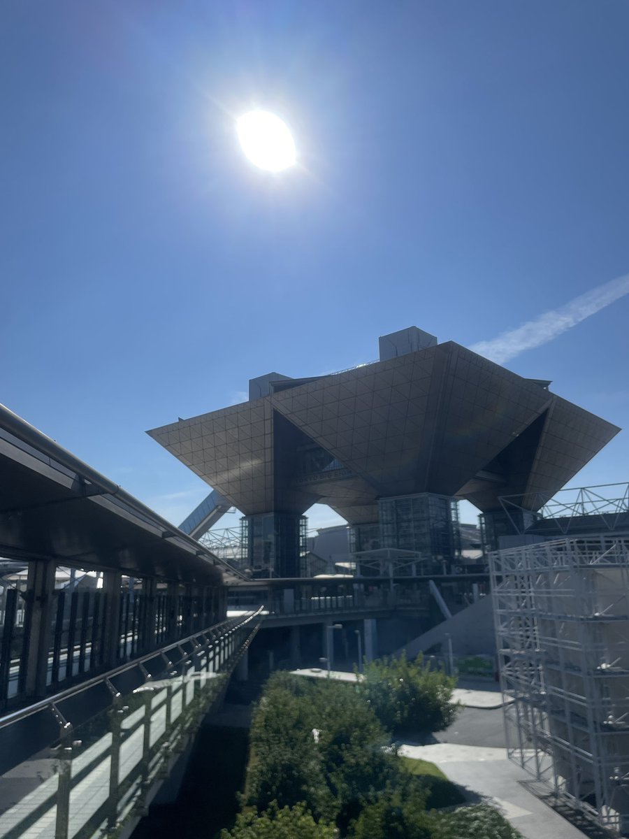 おはようございます☀
コミックマーケット106設営日の朝です！
天気は晴れ☀️朝から日差しも強い有明地区です。
熱中症対策は万全でいきましょう！！
本日よりビッグサイトをコミケ色に染めていきます！
#C106