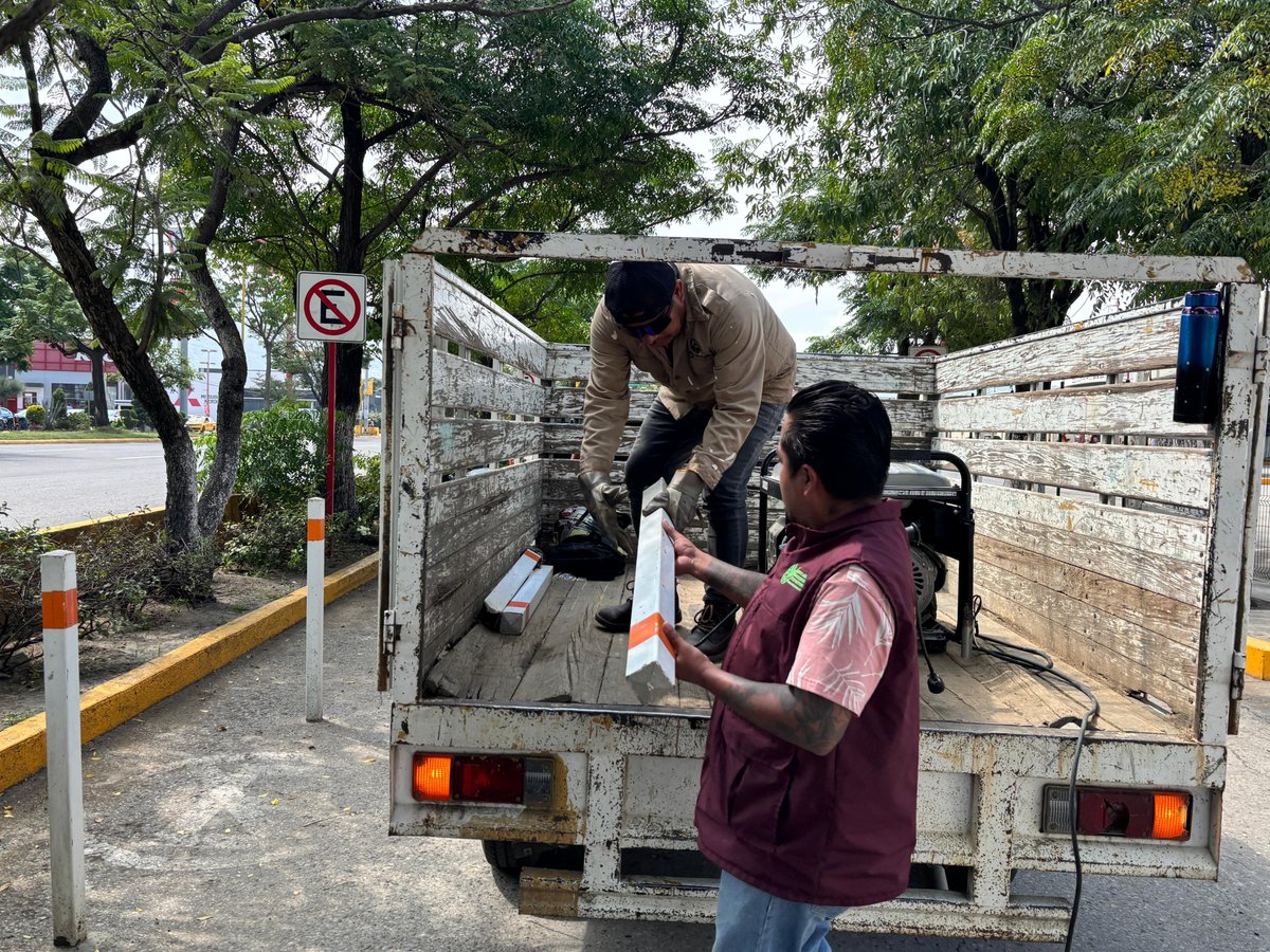 SDGYTOJ's tweet photo. La Dirección de Gobierno y Gestión, en coordinación con diversas áreas del Municipio de Oaxaca de Juárez y en atención a una petición ciudadana, llevó a cabo el retiro de 49 postes en la lateral de Avenida Universidad, a un costado de Plaza del Valle. https://t.co/k2xMHcZbFi