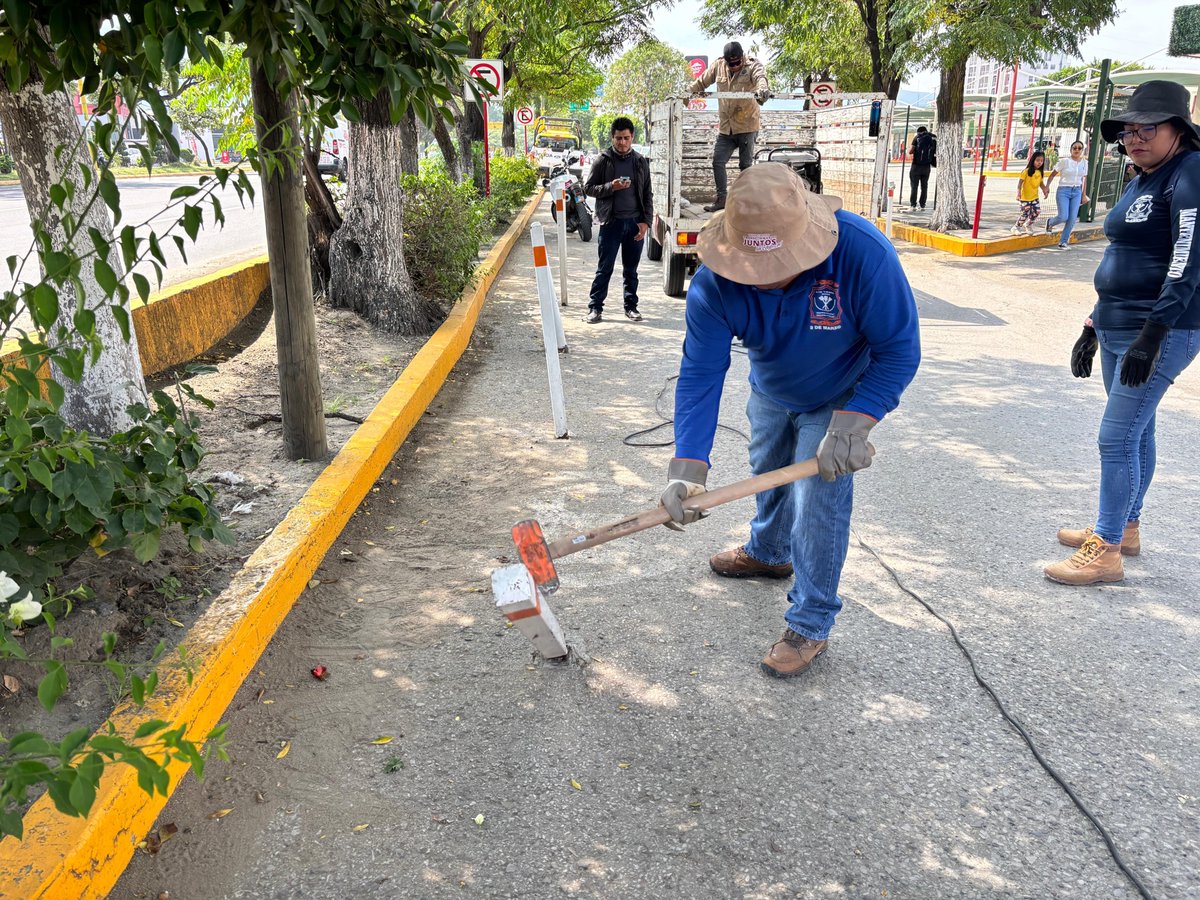 SDGYTOJ's tweet photo. La Dirección de Gobierno y Gestión, en coordinación con diversas áreas del Municipio de Oaxaca de Juárez y en atención a una petición ciudadana, llevó a cabo el retiro de 49 postes en la lateral de Avenida Universidad, a un costado de Plaza del Valle. https://t.co/k2xMHcZbFi