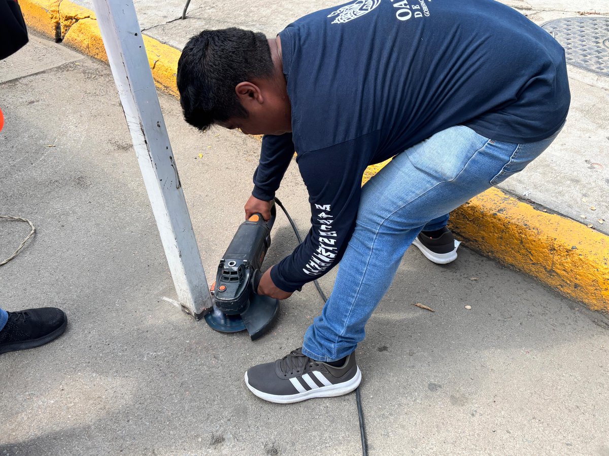 SDGYTOJ's tweet photo. La Dirección de Gobierno y Gestión, en coordinación con diversas áreas del Municipio de Oaxaca de Juárez y en atención a una petición ciudadana, llevó a cabo el retiro de 49 postes en la lateral de Avenida Universidad, a un costado de Plaza del Valle. https://t.co/k2xMHcZbFi