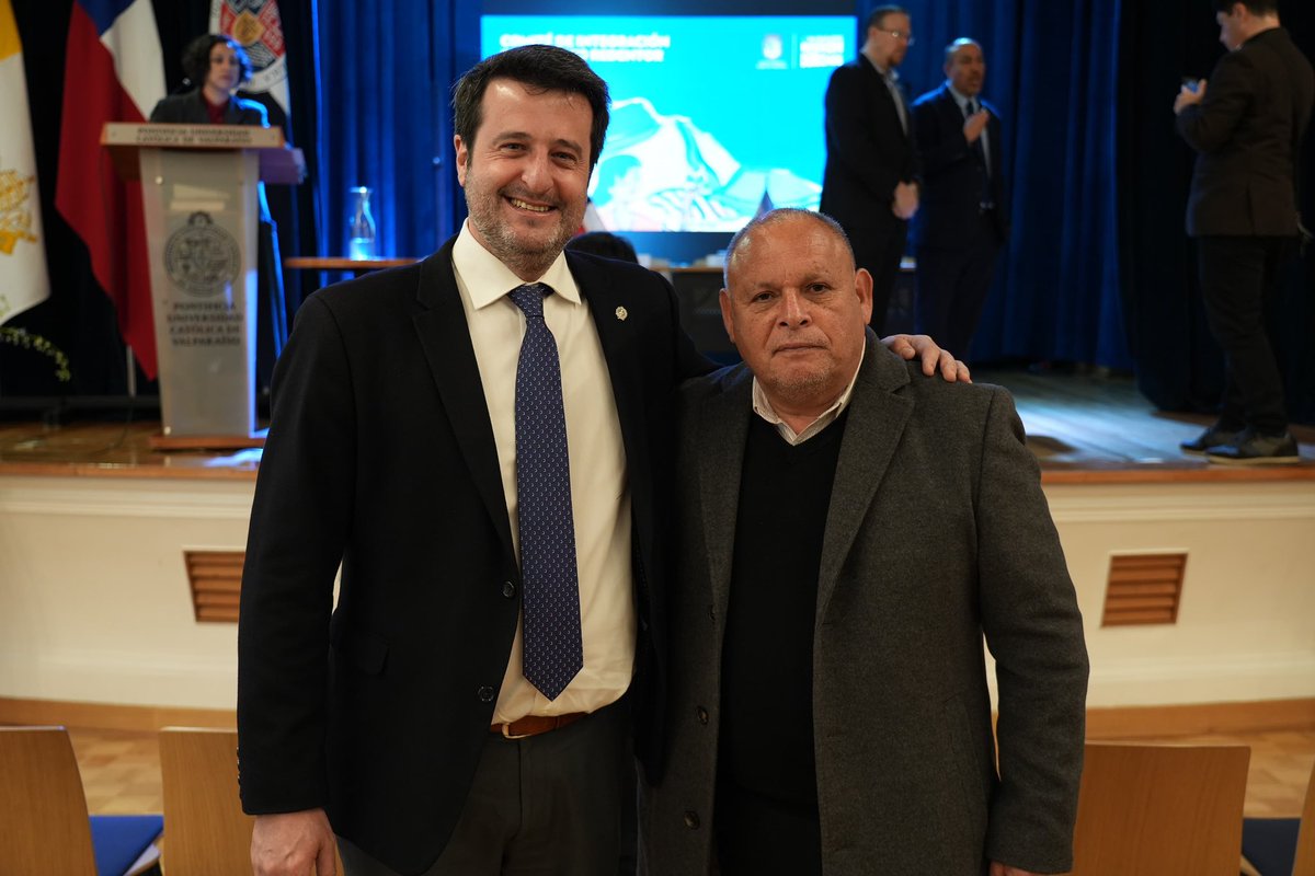 🇦🇷🤝🇨🇱 Desde <a href="/MendozaGobierno/">Mendoza Gobierno</a> proponemos alternativas para agilizar el paso Cristo Redentor.
En el Comité de Integración con Chile se acordaron cambios en aduana y se promueven pasos como Pehuenche y EBI Leñas para descongestionar el cruce <a href="/Cancilleria_Ar/">Cancillería Argentina 🇦🇷</a>  <a href="/GOREValparaiso/">Gobierno Regional de Valparaíso</a>