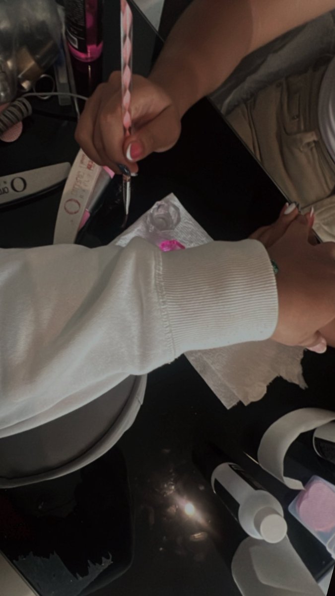 NathyRivera14's tweet photo. @hellgirl_http procede a hacerme las uñas https://t.co/4onyv5F6RP
