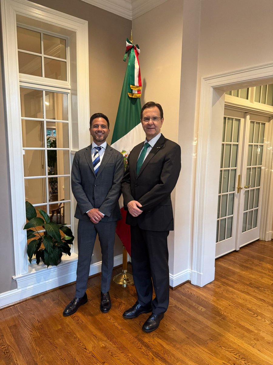 TonyGaliLopez's tweet photo. En el marco de #ConvocationCongress, organizada por la @USMexicoFound , sostuvimos un encuentro con el Embajador de México en Estados Unidos, @emoctezumab , en la Residencia oficial de la Embajada.
Agradezco su cálida recepción 🇲🇽 https://t.co/TEFwBA0Egl