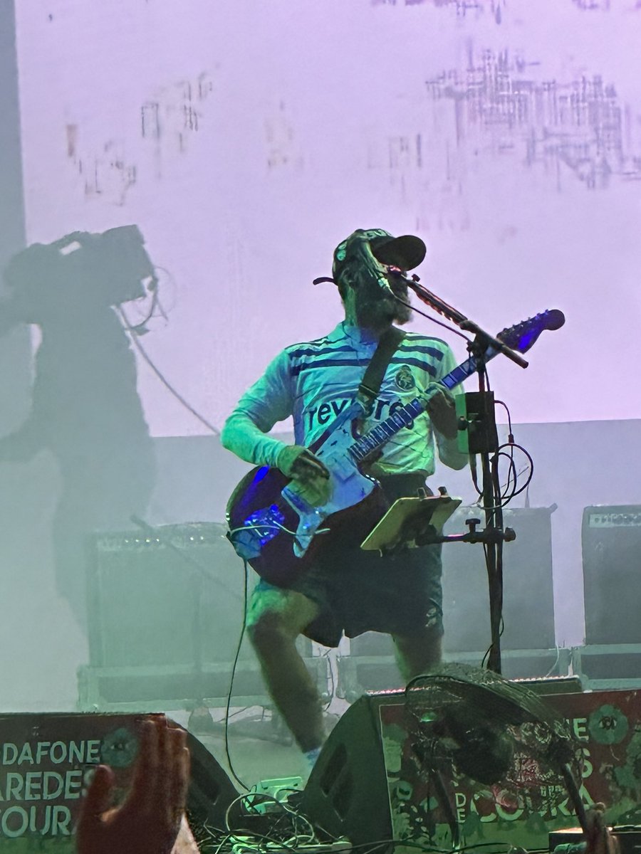 Um músico bem vestido causa logo boa impressão. Portugal. The Man @ Paredes de Coura