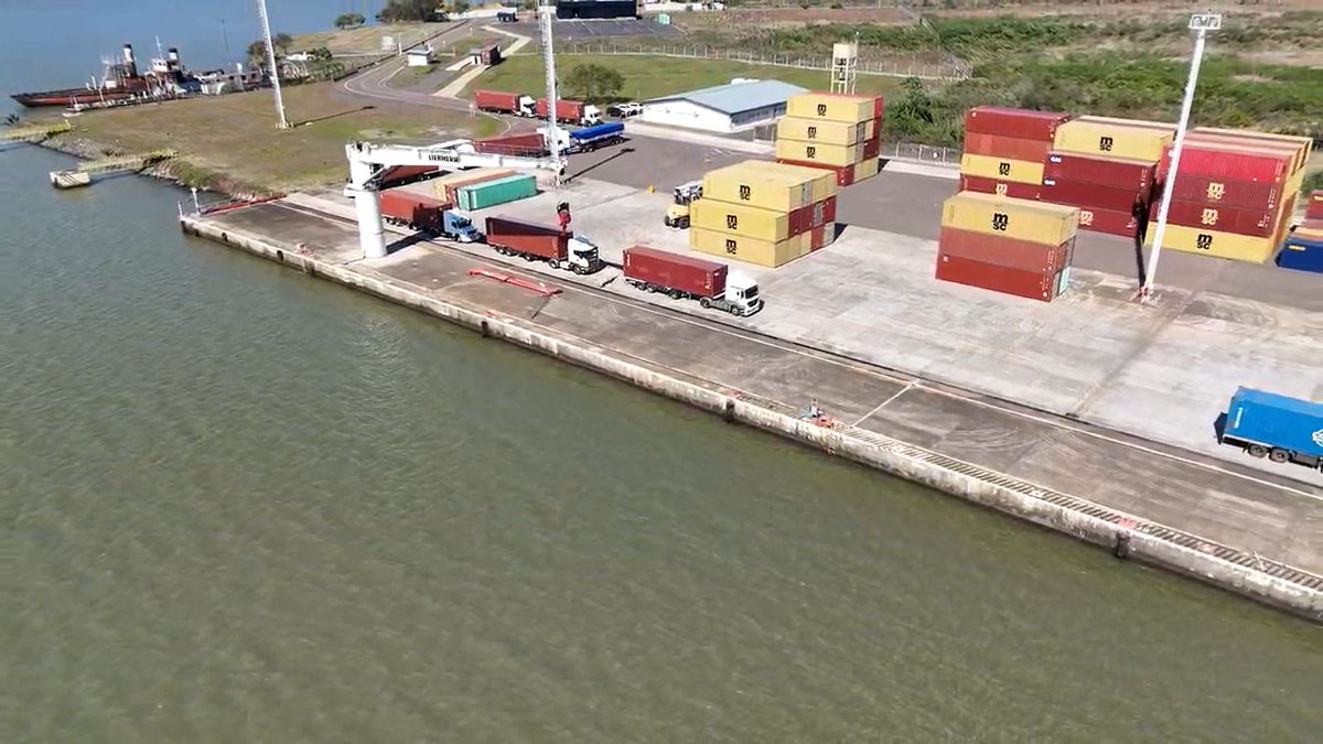 puertodeposadas's tweet photo. 🚢💥 ¡Récord histórico en el Puerto de Posadas!
En un solo día, 15 camiones movieron carga en el Depósito Fiscal.
Apenas 45 días desde su apertura y ya acelera el comercio exterior de #Misiones.
Abrimos 🧵
#PuertoDePosadas #MisionesExporta https://t.co/guJBpxEYDE