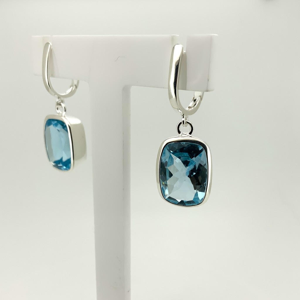 Silver drop earrings with rectangle shape blue topaz stone, pendant to match available in store. We also have a lovely selection of other blue topaz and amethyst set silver jewellery.

#jewelworkjewellers #bluetopazjewellery #silverbluetopazearrings #silverdropearrings