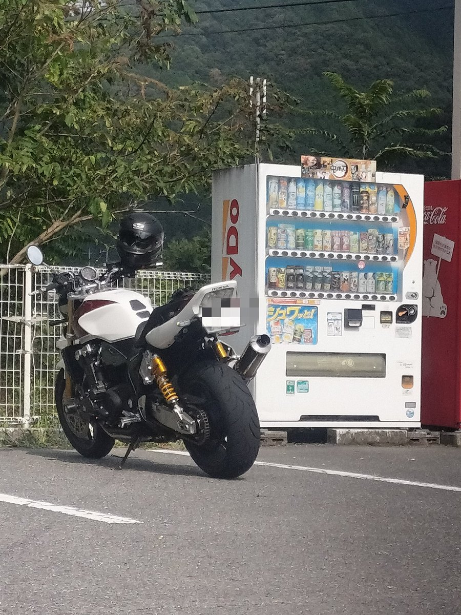 coco202307's tweet photo. CB1300SPで近所ツーリング。
リアサスプリロードを全抜きして峠を走ってみた、いい感じかも。体重60キロ位だと全抜きでもいいかもです。知らんけど😄 https://t.co/yv03rgtgQW