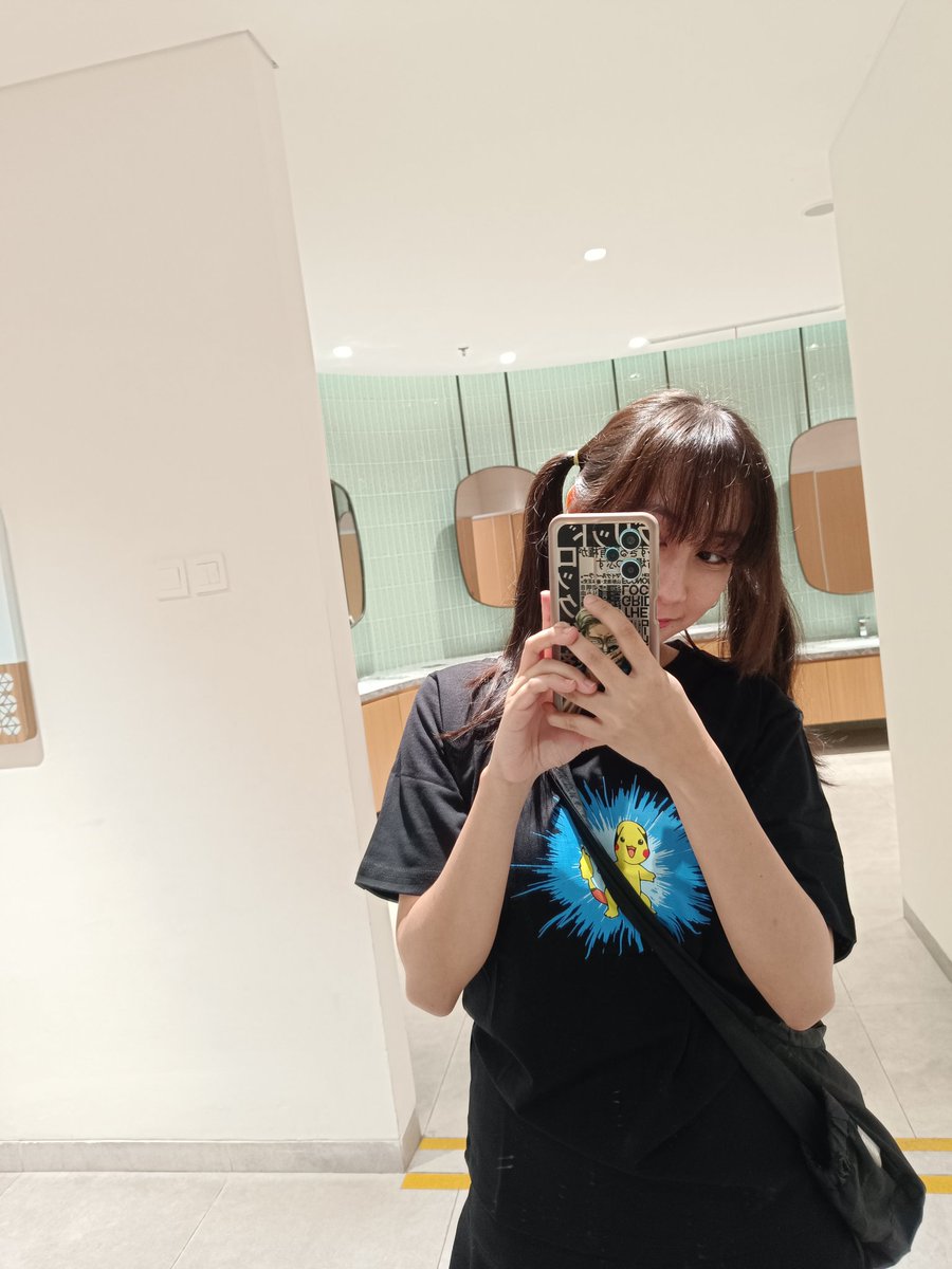 lepiwww's tweet photo. Happy #LeviDay π walau dingin tapi semoga kalian selalu diselimuti kebahagiaan dan kehangatan! β€ https://t.co/kHdFC1tnuH