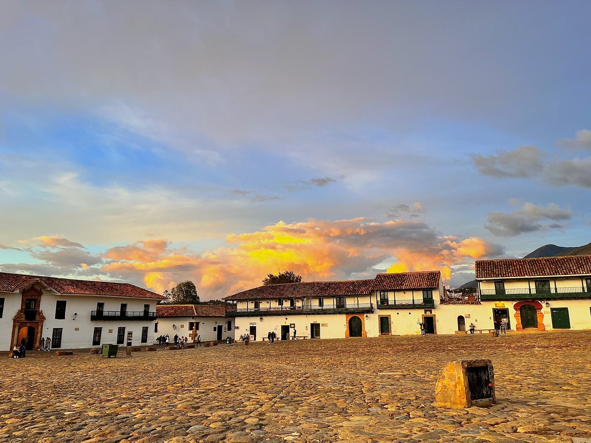 HarolAnDrums's tweet photo. Las Tardes Románticas de La Villa! .
.
.
.
#harolsuárezfotografía #villahitfilms #losarcos #losportales #sunset #atardeceres #sunshine #villadeleiva #photography #photographer #moments #pueblitosdecolombia #colombia 🏡🇨🇴✨
https://t.co/yWQeET1Cw2 https://t.co/ektLmsbYty