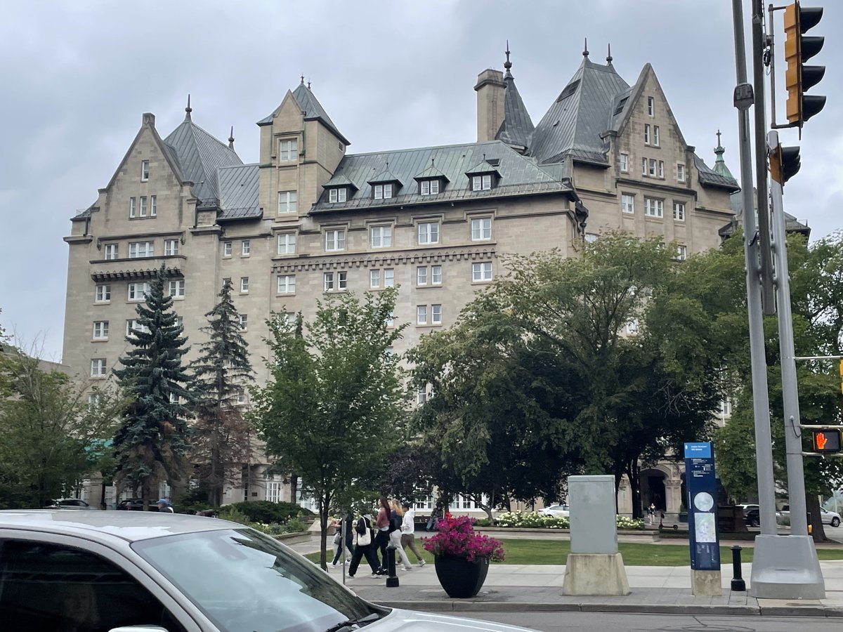 エドモントンで気に入った建物

I was looking forward to seeing this building in Edmonton.