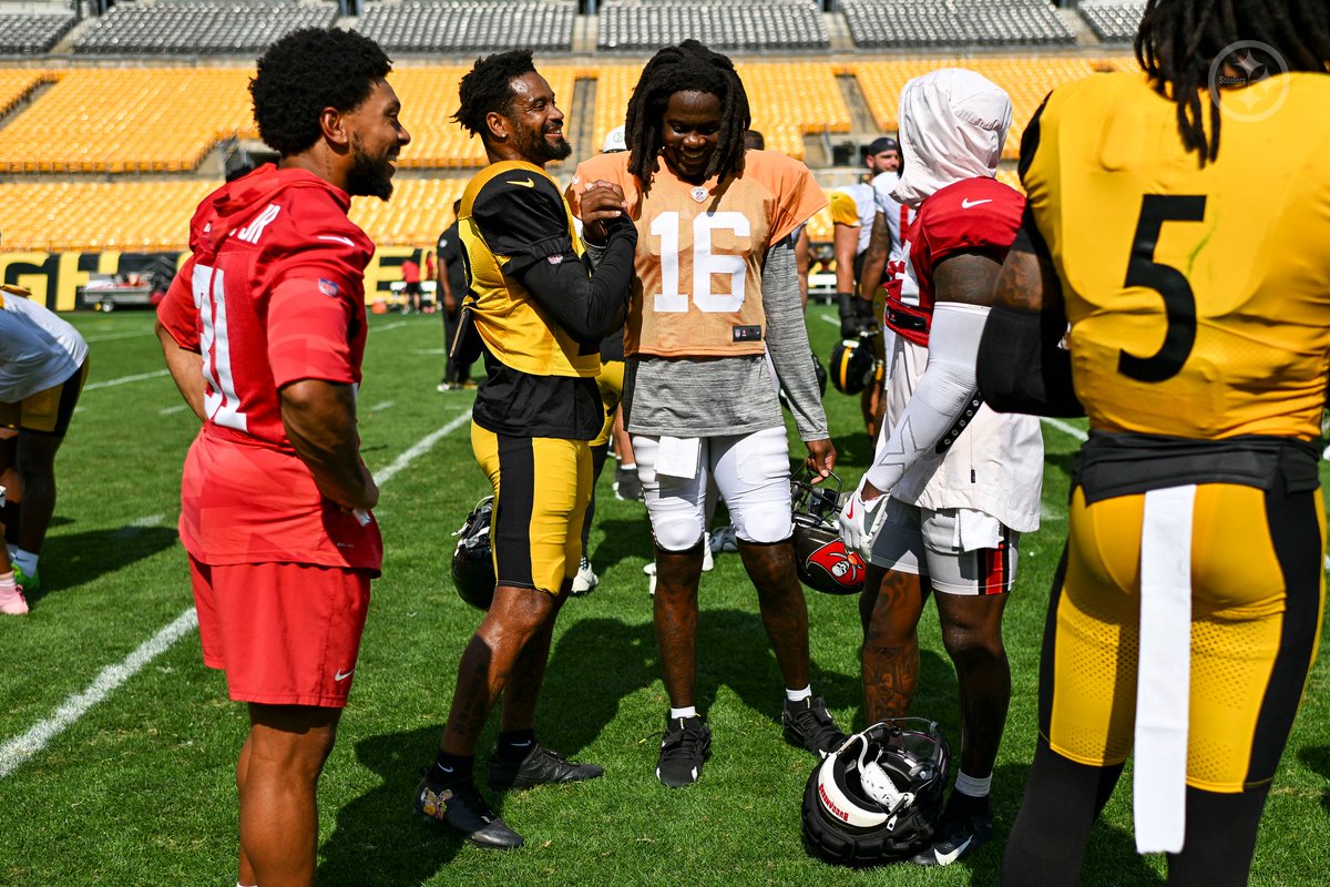 steelers's tweet photo. Solid day of practice with the @Buccaneers 🤝

More 📸: https://t.co/UQLb8mcjTe https://t.co/lrQSWvMNFx