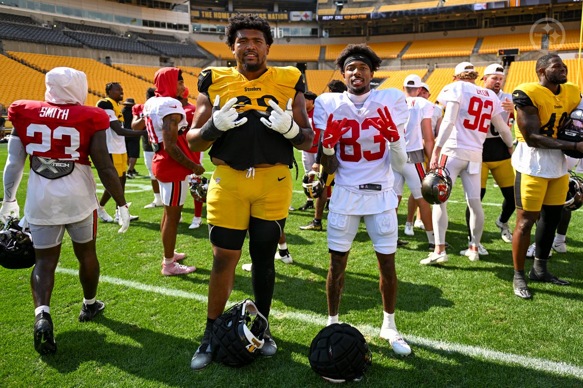 steelers's tweet photo. Solid day of practice with the @Buccaneers 🤝

More 📸: https://t.co/UQLb8mcjTe https://t.co/lrQSWvMNFx