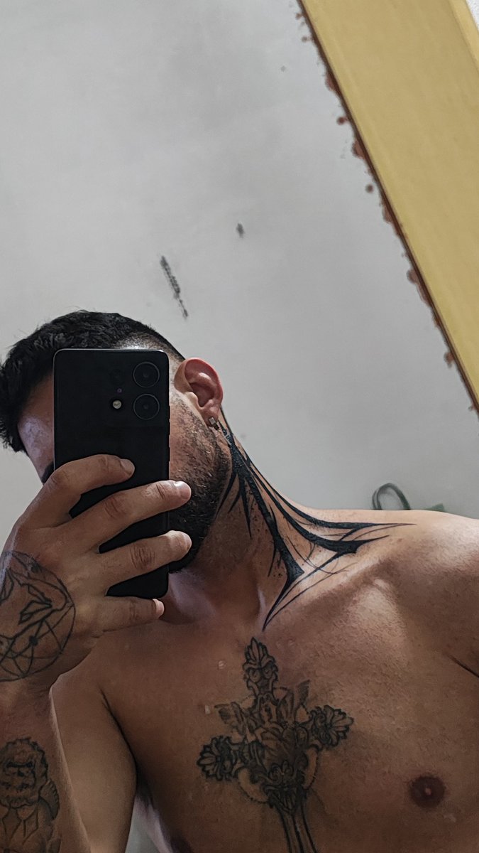 julioccnl's tweet image. Só de pensar que vou sofrer no mínimo a mesma coisa pra tatuar o outro lado do pescoço já dá um desânimo, começou agora aguenta azar