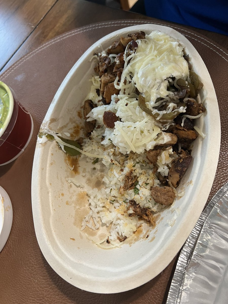 SlapHappyPapi12's tweet photo. @ChipotleTweets  is this bowl serious? Ordered chipotle to go and this is what we open up to #criminal https://t.co/gf94gbTMcB