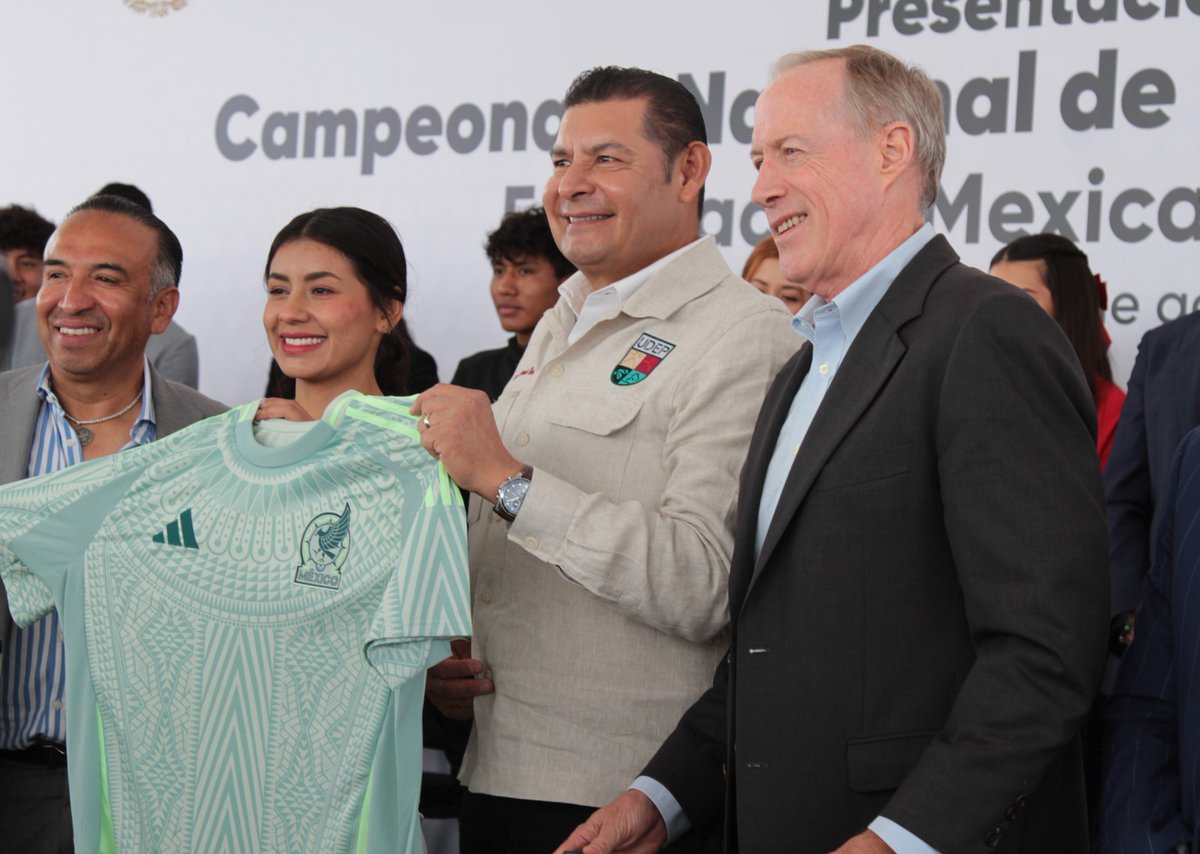 ConvencionesPue's tweet image. ⚽🏆 La Directora Ejecutiva acompañó al gobernador @armentapuebla_ en la presentación del Campeonato Nacional de Fútbol Sub-9 y Sub-11.
Puebla impulsa el talento deportivo gracias al @Gob_Puebla.

#TalentoPoblano #FútbolJuvenil #PorAmorAPuebla #LatidoDeMéxico #DeporteEnPuebla