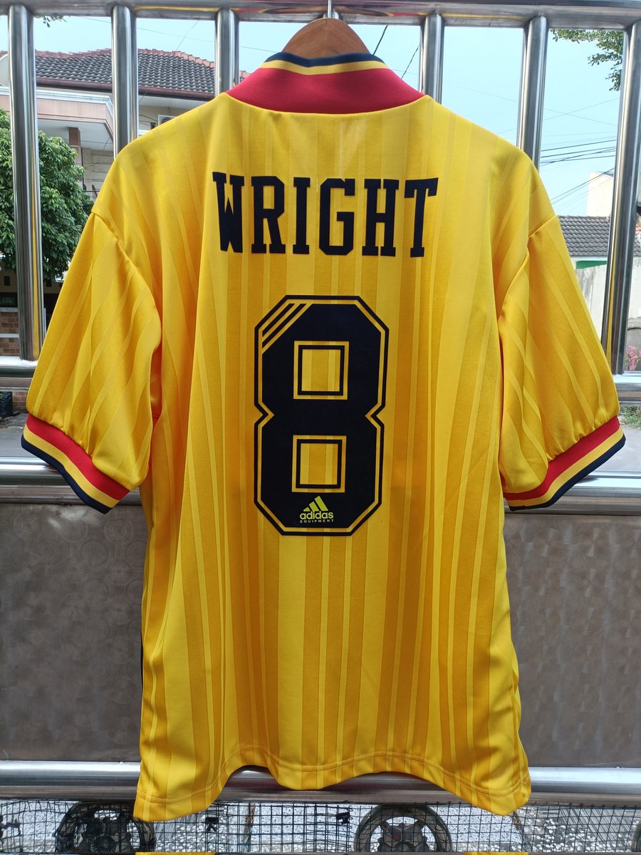 Jersey Arsenal Away Musim 1993/1994

Jersey dengan design klasik ini direproduksi tahun 2021 oleh adidas

Player: Ian Wright

#jumatjemur
#jumatjersey