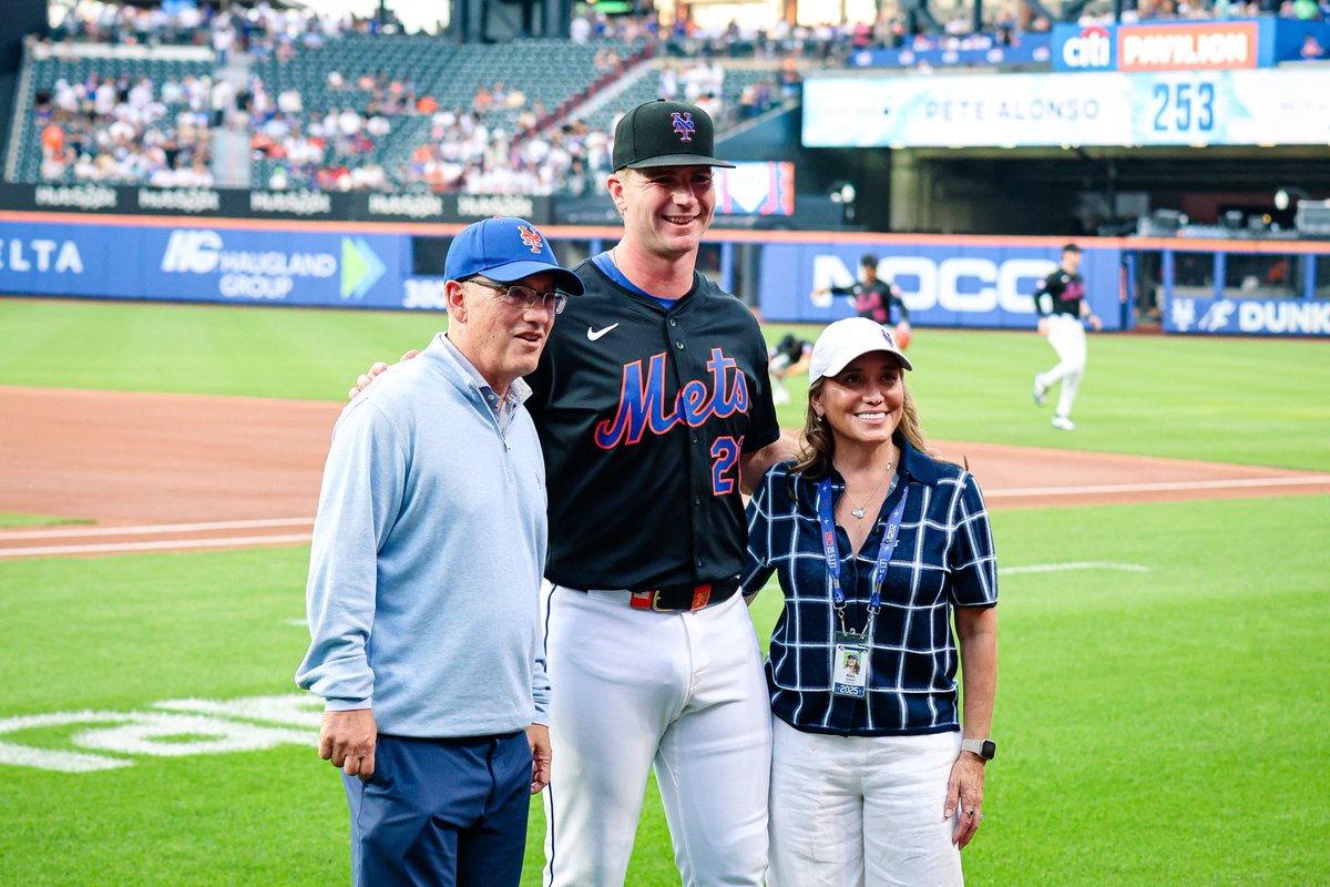 Metsmerized Online (@metsmerized) on Twitter photo Pregame ceremony for the Mets’ Home Run King! 🐻❄️👑
📸 <a href="/_BertoCarlo/">Roberto Carlo</a> Pregame ceremony for the Mets’ Home Run King! 🐻❄️👑
📸 <a href="/_BertoCarlo/">Roberto Carlo</a>