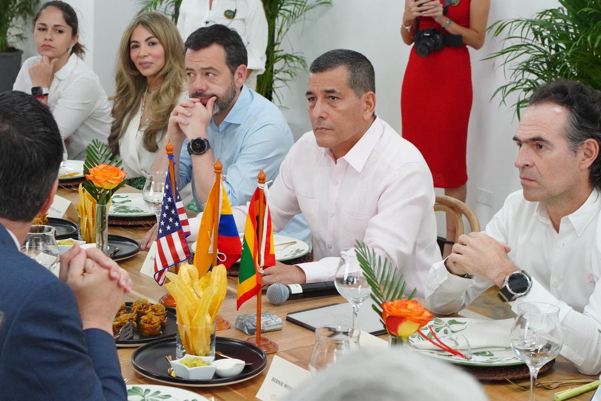 dumek_turbay's tweet photo. Junto al gobierno estadounidense, vamos a convertir a #Cartagena en epicentro diplomático regional. 

Principales logros y acuerdos de esta alianza bipartidista con el gobierno norteamericano:

1. Impulsar proyectos de inversión para el desarrollo local. 
2. Fortalecer la seguridad ciudadana y portuaria. 
3. Promover la cooperación en temas ambientales. 
4. Apoyar programas sociales y comunitarios. 
5. Fomentar el turismo y la proyección 
internacional de Cartagena. 
6. Reforzar la capacitacion y el intercambio académico. 
7. Consolidar a Cartagena como centro de diálogo diplomático.

Agradezco a los senadores colomboestadounidenses @berniemoreno y @SenRubenGallego; al @USEmbassyBogota, John McNamara, y a mis homólogos @CarlosFGalan @FicoGutierrez y @alejoeder por su presencia. Seguimos tendiendo puentes por el desarrollo de nuestros territorios. ¡Bienvenidos siempre!