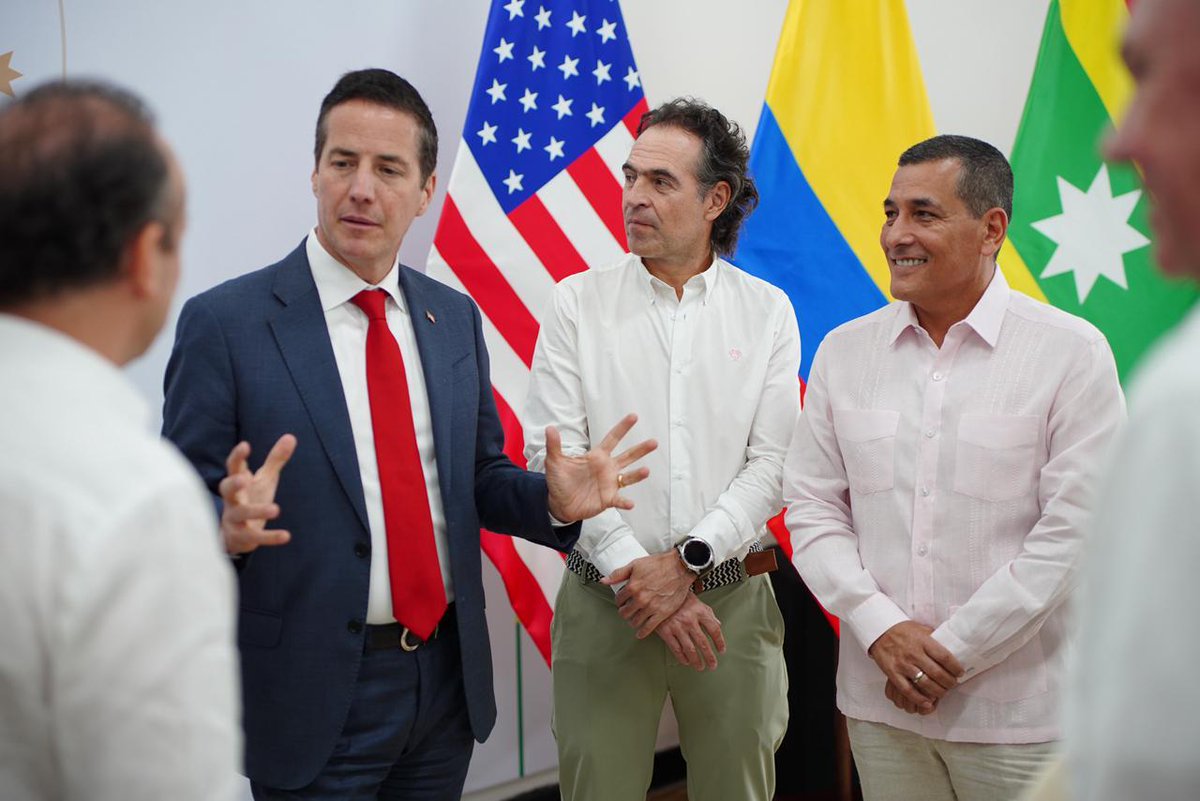 dumek_turbay's tweet photo. Junto al gobierno estadounidense, vamos a convertir a #Cartagena en epicentro diplomático regional. 

Principales logros y acuerdos de esta alianza bipartidista con el gobierno norteamericano:

1. Impulsar proyectos de inversión para el desarrollo local. 
2. Fortalecer la seguridad ciudadana y portuaria. 
3. Promover la cooperación en temas ambientales. 
4. Apoyar programas sociales y comunitarios. 
5. Fomentar el turismo y la proyección 
internacional de Cartagena. 
6. Reforzar la capacitacion y el intercambio académico. 
7. Consolidar a Cartagena como centro de diálogo diplomático.

Agradezco a los senadores colomboestadounidenses @berniemoreno y @SenRubenGallego; al @USEmbassyBogota, John McNamara, y a mis homólogos @CarlosFGalan @FicoGutierrez y @alejoeder por su presencia. Seguimos tendiendo puentes por el desarrollo de nuestros territorios. ¡Bienvenidos siempre!