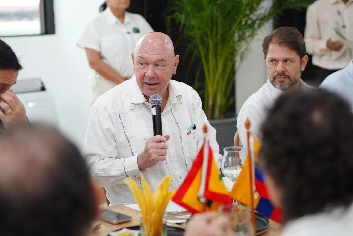 dumek_turbay's tweet photo. Junto al gobierno estadounidense, vamos a convertir a #Cartagena en epicentro diplomático regional. 

Principales logros y acuerdos de esta alianza bipartidista con el gobierno norteamericano:

1. Impulsar proyectos de inversión para el desarrollo local. 
2. Fortalecer la seguridad ciudadana y portuaria. 
3. Promover la cooperación en temas ambientales. 
4. Apoyar programas sociales y comunitarios. 
5. Fomentar el turismo y la proyección 
internacional de Cartagena. 
6. Reforzar la capacitacion y el intercambio académico. 
7. Consolidar a Cartagena como centro de diálogo diplomático.

Agradezco a los senadores colomboestadounidenses @berniemoreno y @SenRubenGallego; al @USEmbassyBogota, John McNamara, y a mis homólogos @CarlosFGalan @FicoGutierrez y @alejoeder por su presencia. Seguimos tendiendo puentes por el desarrollo de nuestros territorios. ¡Bienvenidos siempre!