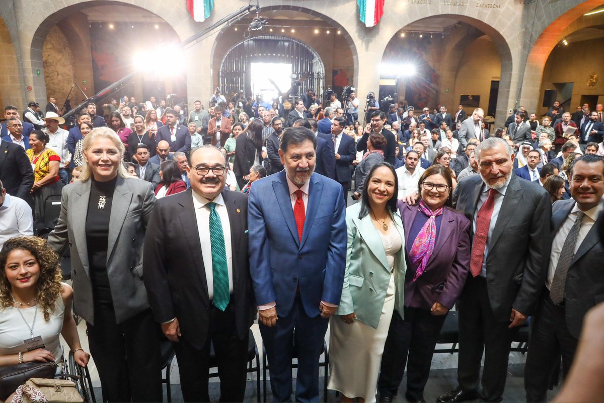 LizSanchezSM's tweet photo. Gracias querido @fernandeznorona por la invitación a tu Primer Informe de Actividades Legislativas, celebró junto a ti el gran trabajo que has hecho al frente de la Mesa Directiva del @senadomexicano; ha sido un gusto acompañarte en este camino, en el que coadyuvamos junto a nuestra presidenta @Claudiashein en la construcción del segundo piso de la transformación de nuestro país. ❤️

Que tu dedicación, trabajo y amor por el prójimo continúen día a día. 👏

¡Enhorabuena!