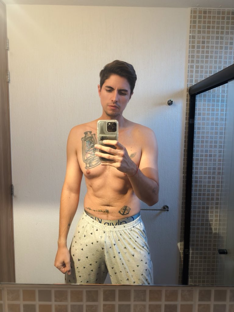 alejandrojimcal's tweet photo. Jimmy only love me when he wanna get high https://t.co/O5QOANmsyk