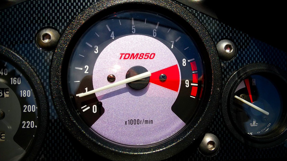 DigitBIKE1300's tweet photo. This is a tachometer from a Yamaha TDM850 (4TX) motorcycle, showing RPM just below 1,000, with a max of 9,500. Speedometer (left) & temp gauge (right) on the sides.
#Yamaha #TDM850 #Motorcycle
#4TX https://t.co/bWDBFBx1wy