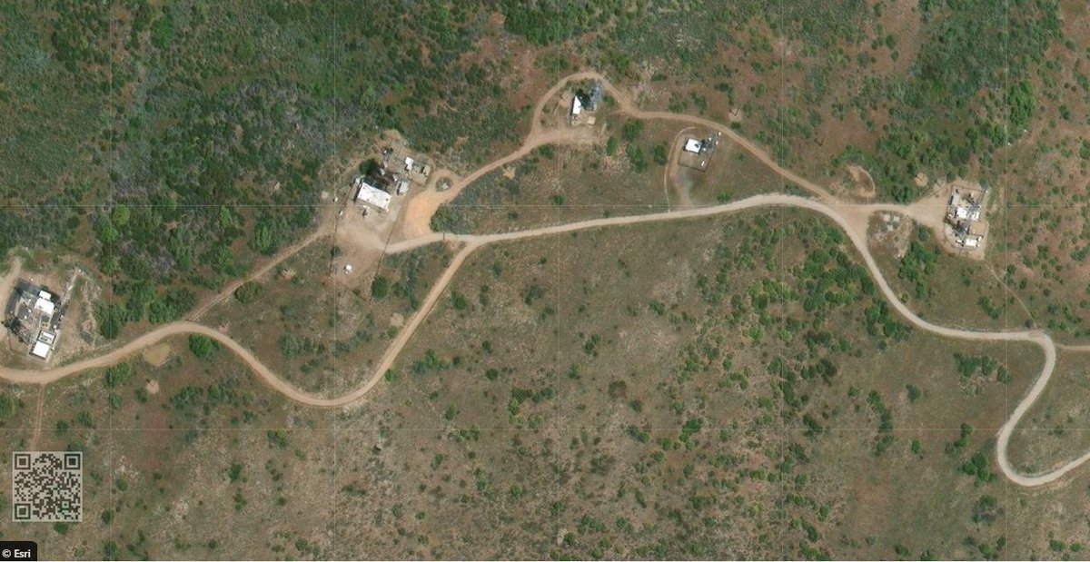 posted_news's tweet image. Imagery showing #hawkfire overwhelming one of the watchtowers in Sierra Pelona compound as the fire crosses the ridge that separates Mission and Palmdale.
#geoposted 34.54755,-118.21476