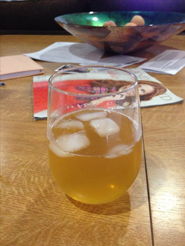 El vinagre de sidra de manzana es el mejor acelerador del metabolismo.

Elimina la grasa abdominal, estabiliza el azúcar en sangre y reconfigura las hormonas del hambre.

Así funciona (y cómo consumirlo): 🧵