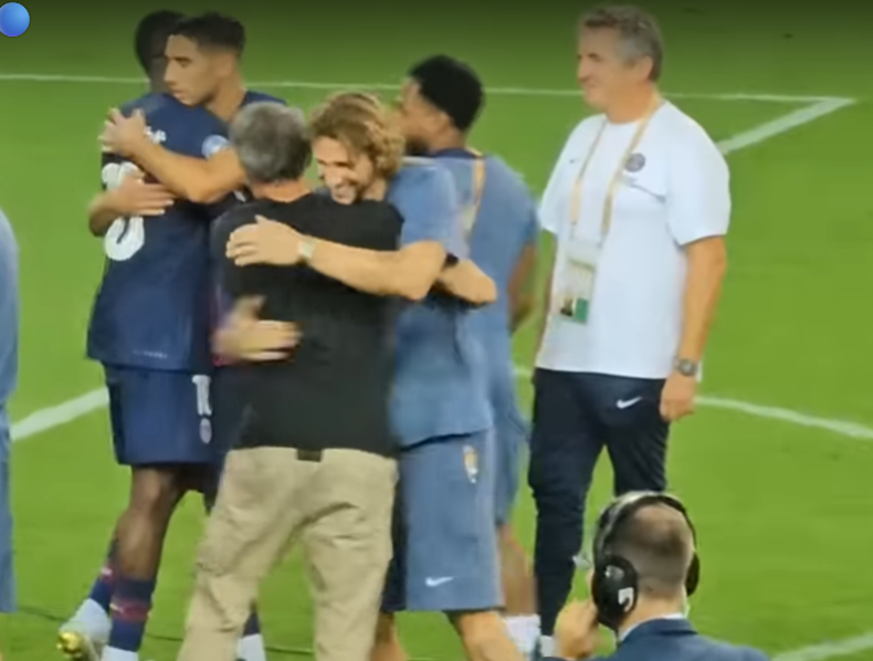 Pendant que des golmons s'insultent sur Twitter.
Vous ne pourrez pas détruire ce que notre équipe a bâti la saison dernière, cette union . ❤️🫂