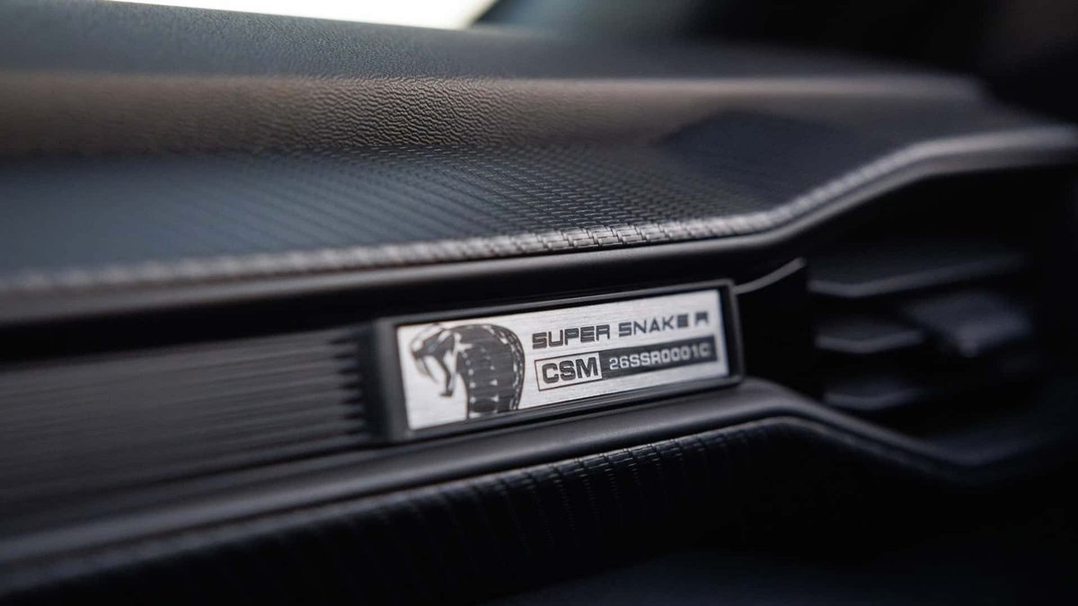 frankymostro's tweet photo. Mientras GM mata Camaros, mis carnales de Shelby American enchochan potros 😆 Esto que ven en las fotos es el nuevo Super Snake-R, basado en el Mustang Dark Horse, un coche que de por sí es de respeto... pero esta preparación lo lleva completamente a otro nivel.
De entrada, un enorme soplador lo lleva de 500 a ¡más de 850 hp! vía una caja manual de 6 o una automática de 10, según el coche base en el que se aplique. 
La suspensión es totalmente nueva, con coil-overs ajustables, frenos tamaño tapa de coladera, rines forjados ultraligeros y un buen alerón y splitter para hacer buen uso de todo lo anterior.
Además de eso, la carrocería recibe nuevas fascias y salpicaderas más anchas, y un par de opciones de gráficos, aunque la neta, el que tiene la parte trasera en negro con el patrón de panal está sin jefa ni abuela ni familia alguna 👌
El Super Snake-R llegará en 2026, pero pueden irse preordenando de una vez, en caliente. Nomás chequen que tengan en su cuenta unos $226,000 dólares... pero no se preocupen, eso incluye el precio del Dark Horse base. Si se animan a uno, ¡invitan a manejarlo! (el Auto es gratis, lo que pagas es la plaquita de la última foto