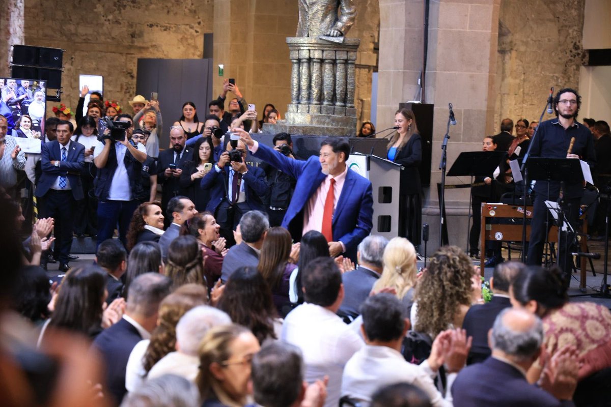 En esta Legislatura histórica, el compañero senador Gerardo Fernández Noroña ha demostrado que el diálogo, la construcción de consensos y la altura de miras pueden ir siempre de la mano del compromiso con el pueblo.

¡Felicidades por su 1er Informe como Presidente de la Mesa