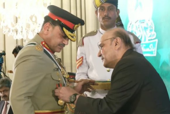 PakSarfrazbugti's tweet photo. فیلڈ مارشل سید عاصم منیر کو ہلالِ جرات ملنا پاکستان کے ہر سپاہی، ہر شہید اور ہر اس شخص کے حوصلے کی جیت ہے جو اس دھرتی کے لئے جان ہتھیلی پر رکھتا ہے۔ میں اُن کی جرات، قیادت اور مادرِوطن سے بے مثال وفاداری کو خراجِ تحسین پیش کرتا ہوں۔ بلوچستان کے عوام آپ کے شانہ بشانہ ہیں، ہماری دعائیں اور ہمارا اعتماد ہمیشہ آپ کے ساتھ ہے۔