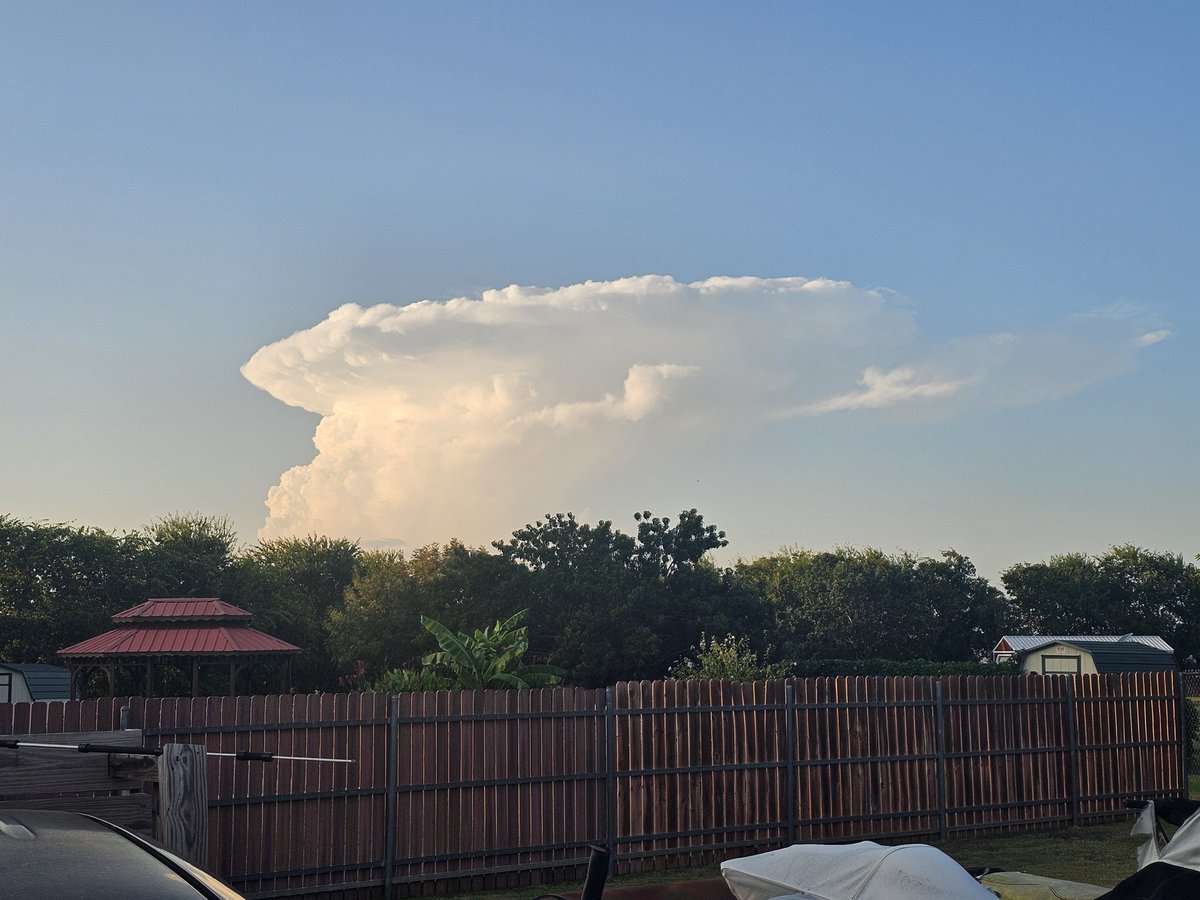 w5ick's tweet photo. Cell Z4 looking from 3mi WNW of Crowley. #dfwwx #dfwspotter https://t.co/1bd5umDQBs