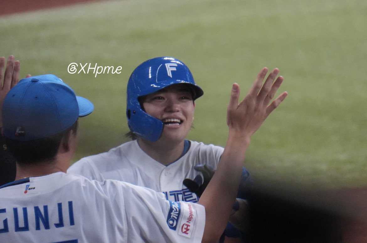 XHpme's tweet photo. 20250814
ゆあちゃん選手、万中選手に頭ポンポン
#田宮裕涼 #万波中正 #lovefigthers https://t.co/jfF1YcnIQ7