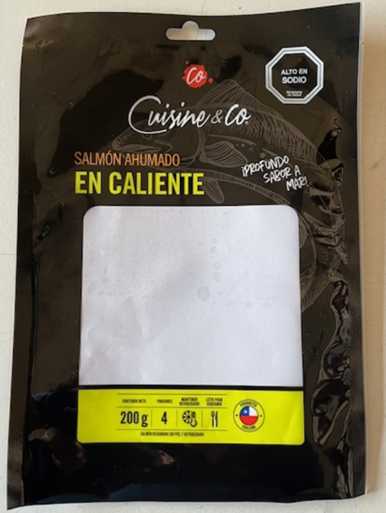 ministeriosalud's tweet photo. MINSAL informa Alerta Alimentaria por Listeria en Salmón Ahumado en caliente marca Cuisine & Co.

El Ministerio de Salud, con el objetivo de resguardar la salud de la población, informa de una Alerta Alimentaria por Listeria en salmón ahumado en caliente marca Cuisine & Co formato 200g, lote 2VQ2512135D – aplica para todas las fechas de vencimiento.

La muestra del producto fue tomada en el marco del programa de Vigilancia Nacional de Microbiología en Alimentos en la región de Biobio, y de acuerdo con los resultados de análisis del laboratorio de la Seremi, se detectó la presencia de Listeria.

Se recomienda a las personas que tengan en su domicilio el producto afectado por esta alerta, se abstengan de consumirlos.

El producto involucrado es:

· Salmón ahumado en caliente 200g, listo para el consumo, lote 2VQ2512135D, elaborado por empresa Comercial y Pesquera South Wind S.A.
La Autoridad Sanitaria ha realizado, entre otras, las siguientes acciones: Instrucción de retiro del producto en el comercio identificado; notificación de muestra no conforme al elaborador e inicio de sumario sanitario; inspección en la elaboración y evaluación de la fábrica; exigencia de realización de vacío sanitario, limpieza y sanitización del área y equipos. Prohibición de funcionamiento en la línea de producción de la planta.

La Listeria monocytogenes, es un microorganismo presente en el ambiente y que puede contaminar los alimentos. Es una enfermedad caracterizada generalmente por baja morbilidad y alta mortalidad en su forma invasiva. Se presenta con mayor riesgo en los grupos más vulnerables, quienes desarrollan con más frecuencia la forma invasiva de esta enfermedad:
ü Gestantes,
ü Recién Nacidos,
ü Pacientes con Enfermedades Crónicas e Inmunodeprimidos (Pacientes Con Cáncer, Trasplantes de Órganos, Hemodiálisis o VIH), y
ü Adultos Mayores.

Las manifestaciones iniciales pueden parecerse a un cuadro febril leve y progresar a sepsis, meningitis o meningoencefalitis. En mujeres gestantes, puede provocar abortos, muertes fetales o enfermedades neonatales graves.

En el caso de haber consumido el producto del lote afectado y presentar sintomatología compatible con la listeriosis (vómitos, diarrea o fiebre), se recomienda acudir a un centro de salud.

Esta información será actualizada a través