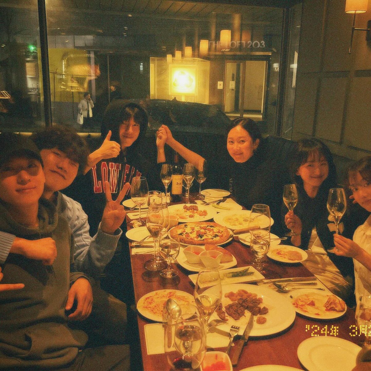 두사람씩 포즈 하고있는고 너모귀여어