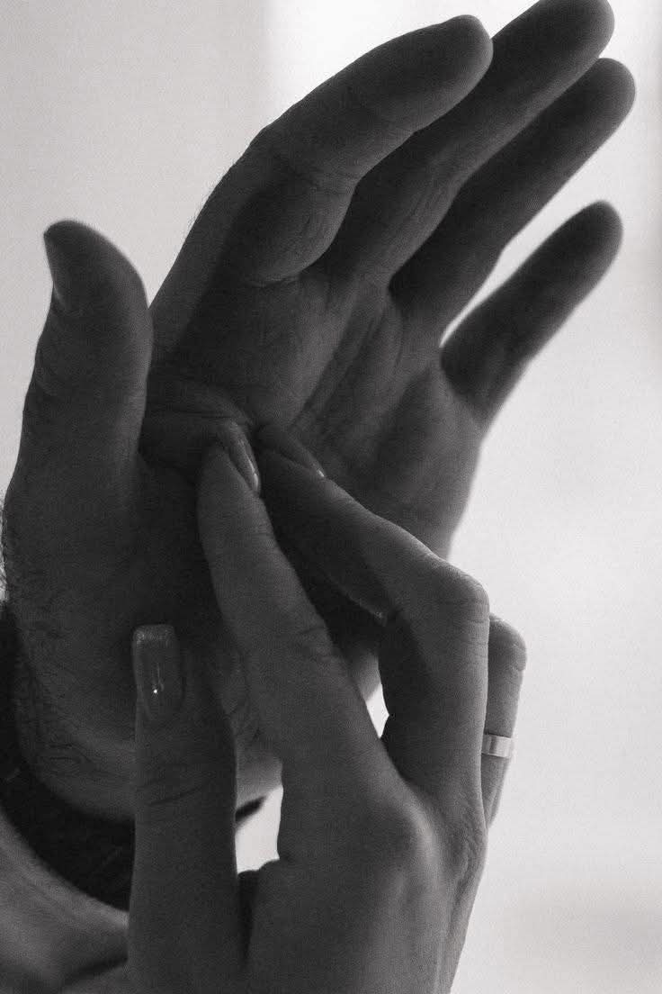 "Se llama nostalgia, y sirve para recordarnos que, por suerte,  también somos frágiles".

                               Cesare Pavese.