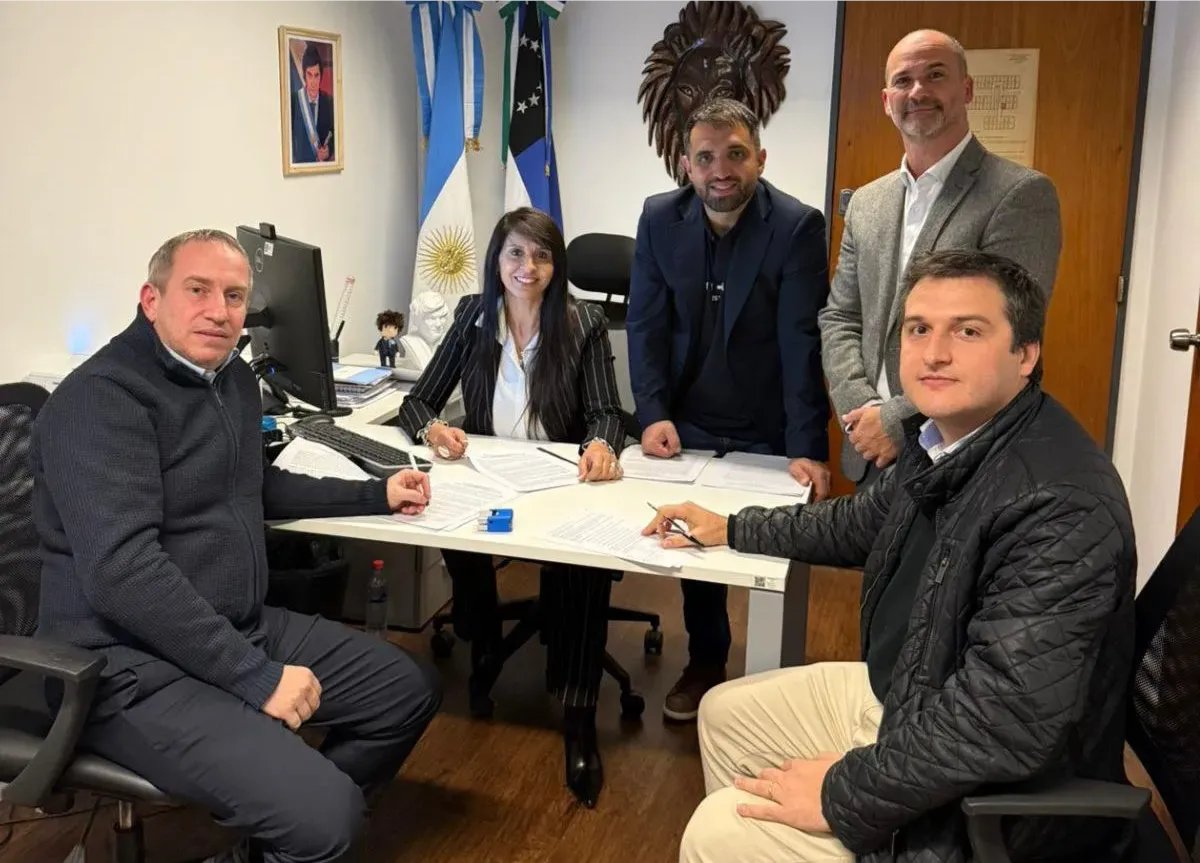 pablogusdiaz's tweet image. Pero, como? ... La semana pasada andaba a las risas, besos y abrazos con ellos y hoy son delincuentes, paracaidistas y vagos?

Como Groucho Marx, Juan Martin tiene sus principios, pero si no te gustan tiene estos otros  🤦🏻‍♂️