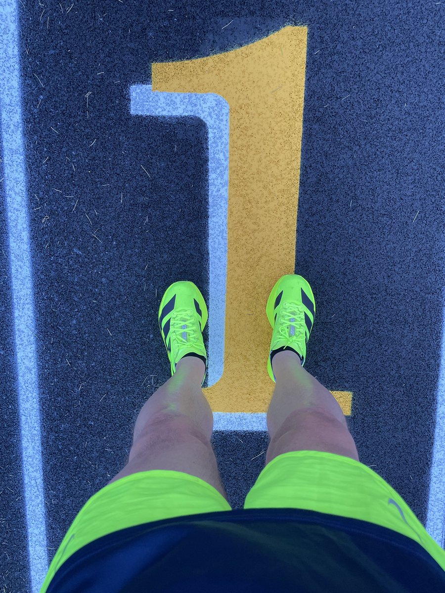 markvarner09's tweet photo. Today’s 800’s definitely need a neon pick me up as the warmup was dragging but I picked it up during the intervals 😊 Slight breeze helped! #sunrise #summer #trackthursday https://t.co/NmYVyHRnjD