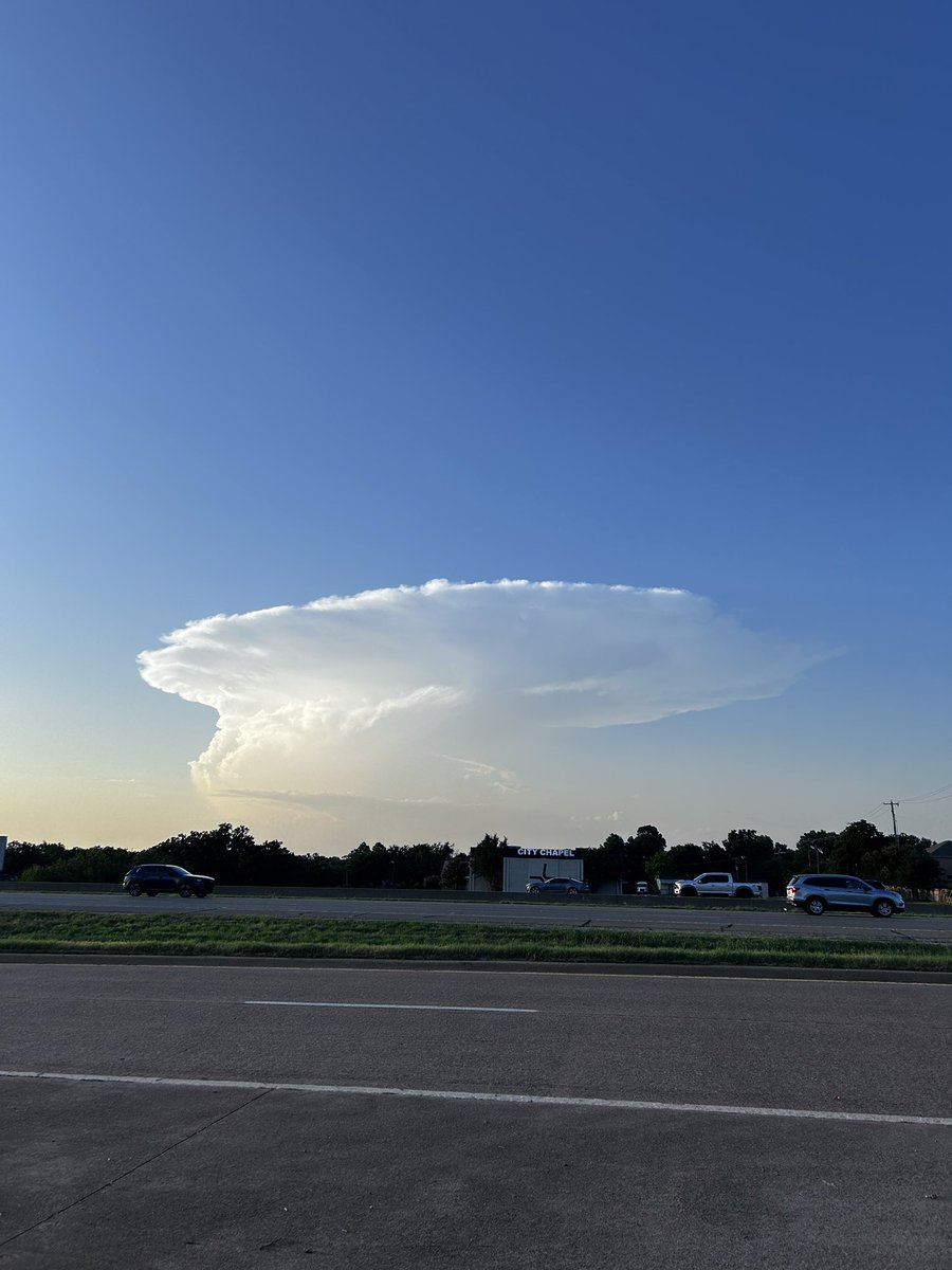 TempestmetaX's tweet photo. Anvil cloud north of Arlington TX #wxtwitter #dfwwx https://t.co/66kxzQd62t