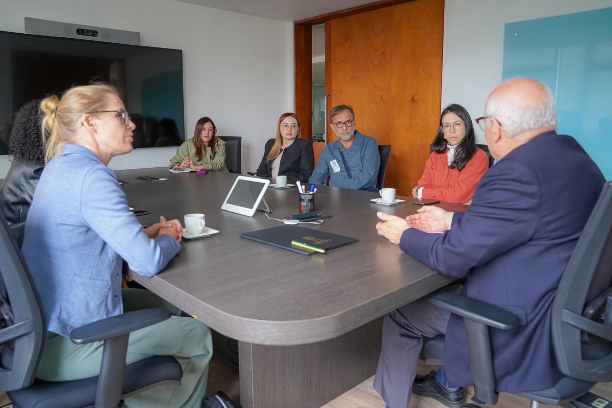 Mineducacion's tweet photo. 📚 La alianza permitirá desarrollar estrategias flexibles, pertinentes y diferenciadas para jóvenes, adultos y adultos mayores, incluyendo población rural, dispersa y reincorporada. 

#MejorEstudiar porque asegura acceso, permanencia y calidad en el sistema educativo formal, fortaleciendo a las Entidades Territoriales Certificadas (ETC) y ampliando oportunidades educativas.
