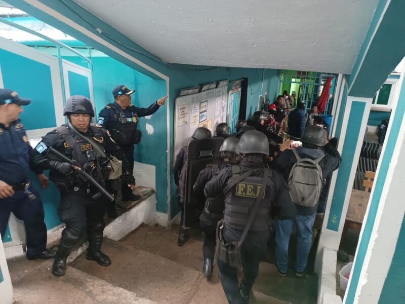 juanVictorCas1's tweet photo. 🚨URGENTE🚨URGENTE🚨

MOTÍN EN PAVONCITO 

Reos de la Mara Salvatrucha en la cárcel PAVONCITO toman de rehenes al director y dos guardias del penal. En desarrollo https://t.co/GOOjVliTCr