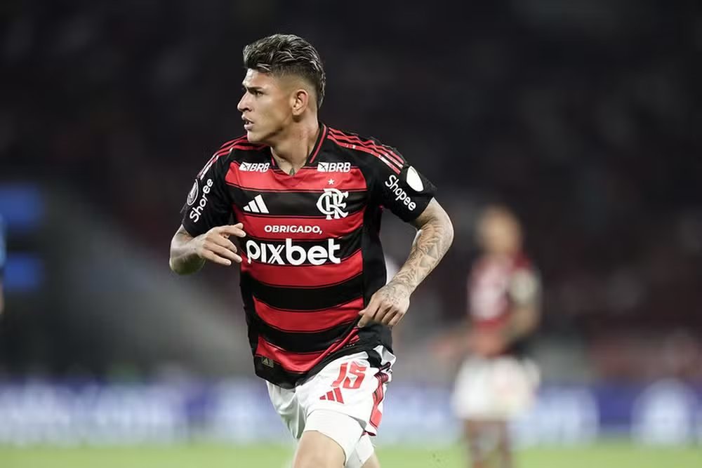 venecasagrande's tweet photo. Filipe Luís, sobre a estreia de Carrascal pelo Flamengo:

"Um jogador que a gente já viu que tem muita qualidade. Um trato com a bola muito refinado. Verdade que entrou num momento do jogo em que o nosso time não estava dominando, não estava sendo favorável para ele, e ele acabou saindo um pouco mais da posição que a gente pensou desde cedo para ele. Talvez, por querer mostrar a qualidade que ele tem, ele acabou perdendo bastante a posição e não gerando as situações que a gente imaginava para que pudesse ser mais determinante. Temos um jogador com muito talento no nosso elenco e vamos lapidar para ele poder virar ídolo da torcida nos anos que vêm pela frente."

Foto: Gilvan de Souza / Flamengo